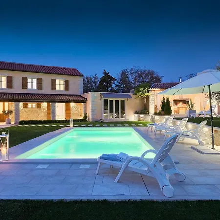 Holiday home Viscum *